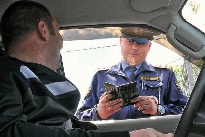 В Смоленске задержали пассажира такси с синтетическим наркотиком в кармане