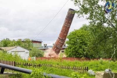 В Росляково состоялся демонтаж дымовой трубы котельной