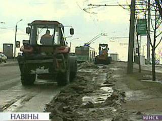 В Минске дорожные службы столицы активно занимаются уборкой снега с обочин