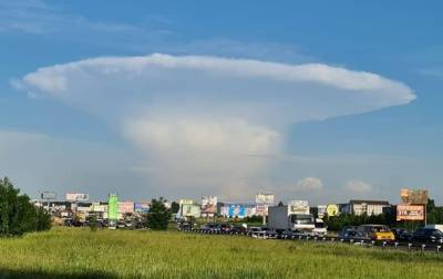 В небе над Киевом заметили облако в форме гриба