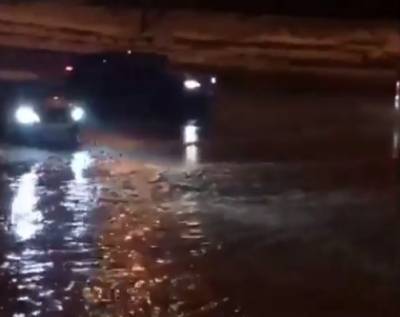 «Отличный февраль»: автомобили «переплывали» дорогу в Уфе (ВИДЕО)