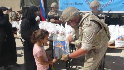 Российские военные доставили сирийским школьникам подарки от юнармейцев