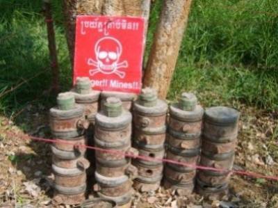 Житель Камбоджи украсил двор своего дома старыми минами и боеприпасами