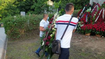 На могилу отца Порошенко через 4 часа после похорон привезли венок от Зеленского
