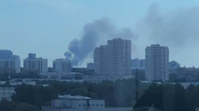 Пожар произошел на территории цементного завода в Москве.