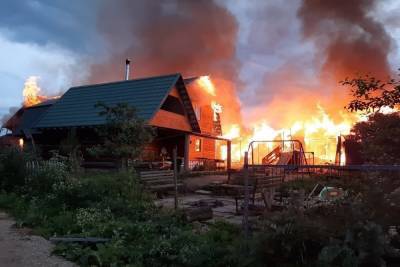 В Заокском районе сгорел дом, баня и конюшня