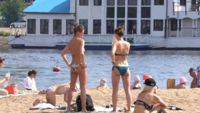"Местное Сен-Тропе": петербуржцы спасаются от жары на пляже у Южной дороги