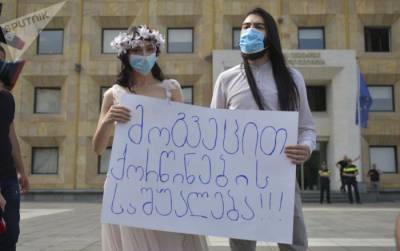 Невеста на протесте: необычная акция прошла в Тбилиси - видео
