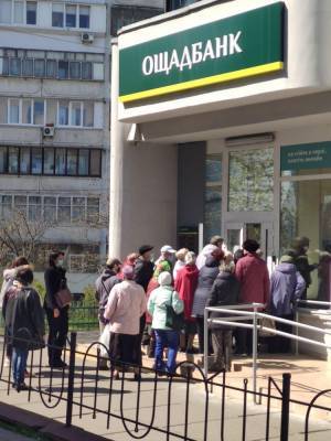 Карантин в Киеве: пенсионеры устроили давку у входа в банк