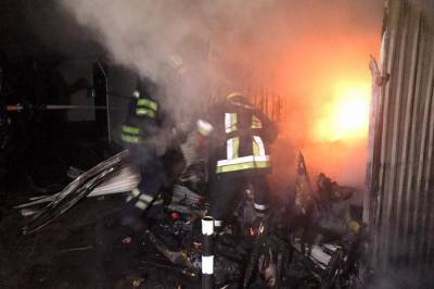 В Кривом Роге ночью горел рынок: Огнем уничтожены десятки павильонов