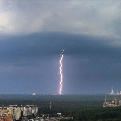 МЧС распространило экстренное предупреждение о грозе и шквалистом ветре в Москве