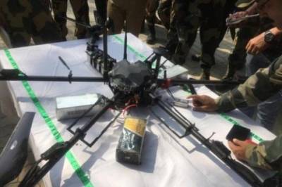 В Индии пограничники сбили дрон с оружием