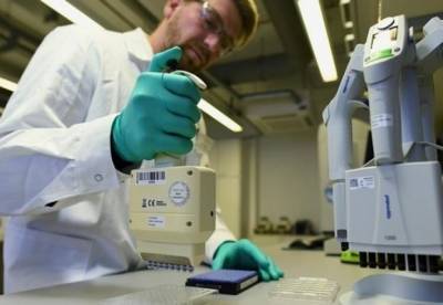 В Британии ученые начали тестировать на людях вакцину от COVID-19