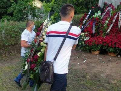 На могиле отца Порошенко появился венок от Зеленского
