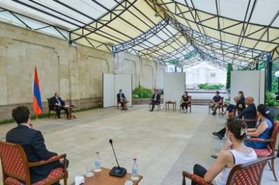 Президент Армении принял прибывших в Ереван французских медработников