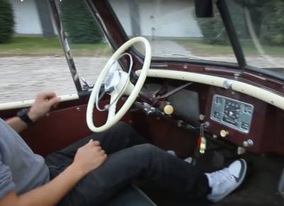 В старом гараже нашли раритетный Willys Jeepster 1950 года в уникальном кузове кабриолет с мягким верхом