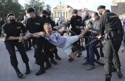Фото дня: В Беларуси арестовали протестующих, скандирующих «Позор милиции»