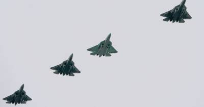 Военные истребители пролетели над Москвой