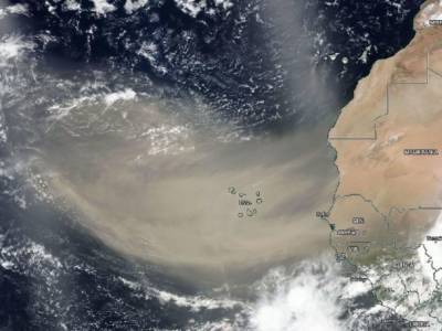 Огромное облако пыли из Сахары пересекает Атлантику