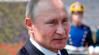 Путин заявил о необходимости сохранить выплаты медикам до конца лета