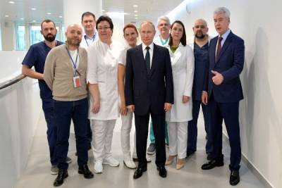 Путин назвал врачей героями и поблагодарил за труд