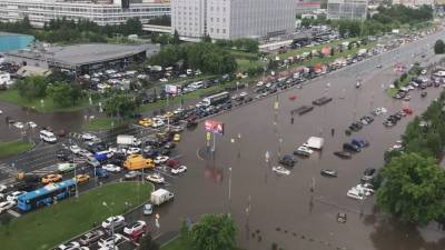 Десятки машин оказались под водой из-за сильного ливня в Москве.