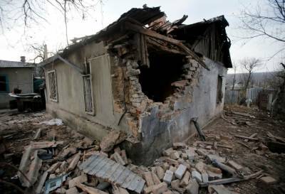Киевские боевики привели журналистов на руины для съемок фейковых обстрелов со стороны ЛНР