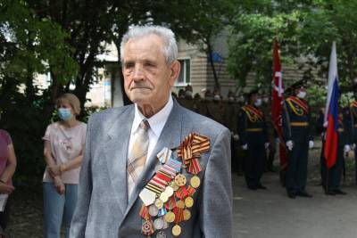 Ульяновского ветерана наградили на параде во дворе