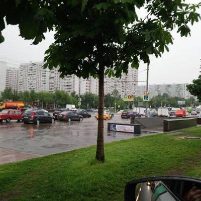 Проезжую часть на Варшавском шоссе в Москве подтопило из-за дождя