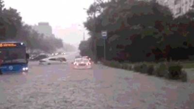 В Москве из-за сильного ливня затопило автодорогу — видео