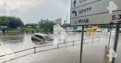 Фото: автомобиль ушел под воду в результате ливня в Москве