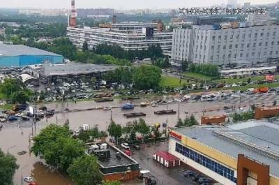 В Москве из-за ливня затопило дороги