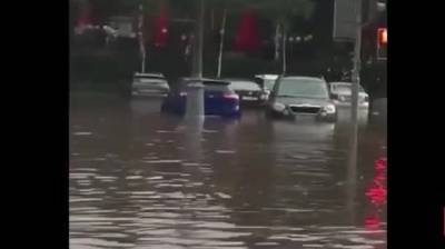 В результате ливневых дождей в Москве перекрыты дороги (ВИДЕО)