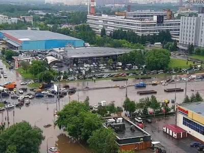 Сильнейший ливень затопил юг Москвы