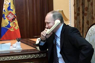 Путин рассказал, что его внуки живут в России, а иногда звонят ему на работу