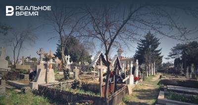 Соцсети: В Набережных Челнах люди заезжают на кладбище прямо по могиле
