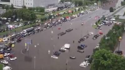 В Москве после ливня затопило Варшавское шоссе и подземные переходы