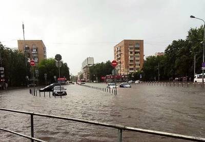 В Москве дождь прорвал крышу торгового центра (видео)