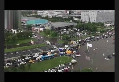 ВИДЕО: московские улицы затопило после ливня, Варшавское шоссе превратилось в "море"