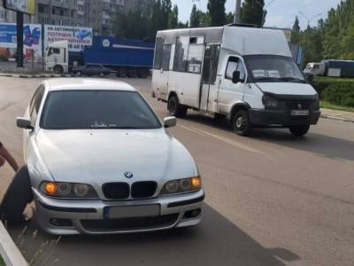 Водитель BMW врезался в отбойник в Николаеве