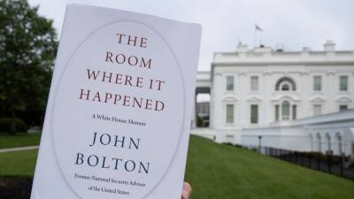Cуд не удовлетворил требование Белого дома запретить выход книги Болтона