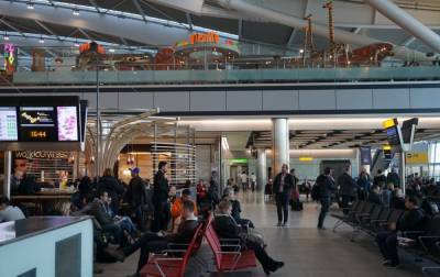 Британия планирует ввести обязательную проверку на COVID-19 в аэропортах