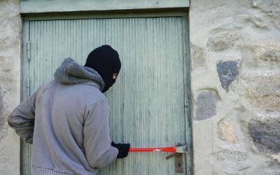 Закрывайте двери и окна: полиция призывает прятать ценные вещи, уезжая праздновать Лиго