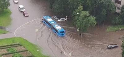 Потоп в Москве: сильный ливень с градом затопил улицы и станции метро – видео