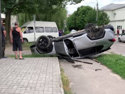 ДТП в Запорожье: Toyota перевернулась на крышу на тротуаре