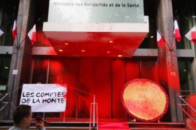 Протестующие во Франции залили Минздрава красной краской