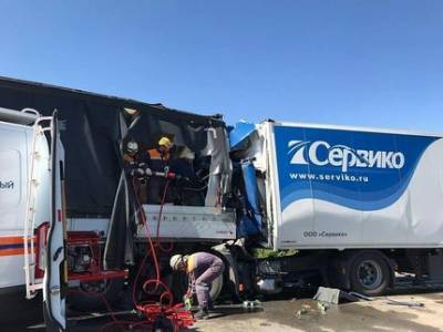 На трассе в Башкирии водитель фургона устроил массовое ДТП с фурами