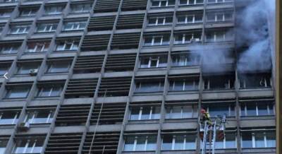 В Киеве возле метро "Театральная" горит несколько этажей офисного здания (фото, видео)