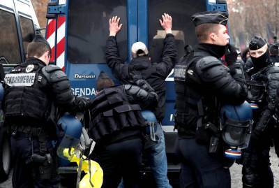 Французская полиция задержала пять человек на демонстрациях в столице