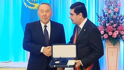 Бердымухамедов обещал при необходимости поддержать заболевшего коронавирусом Назарбаева